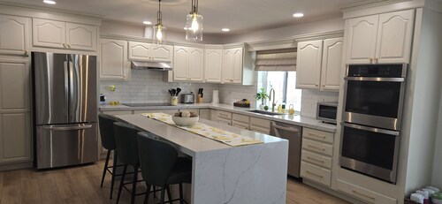 3bd/2ba house. Sleeps 9. AC, Games, Snacks, Coffee Bar, Private Pool & more