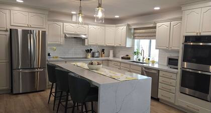 3bd/2ba house. Sleeps 9. AC, Games, Snacks, Coffee Bar, Private Pool & more