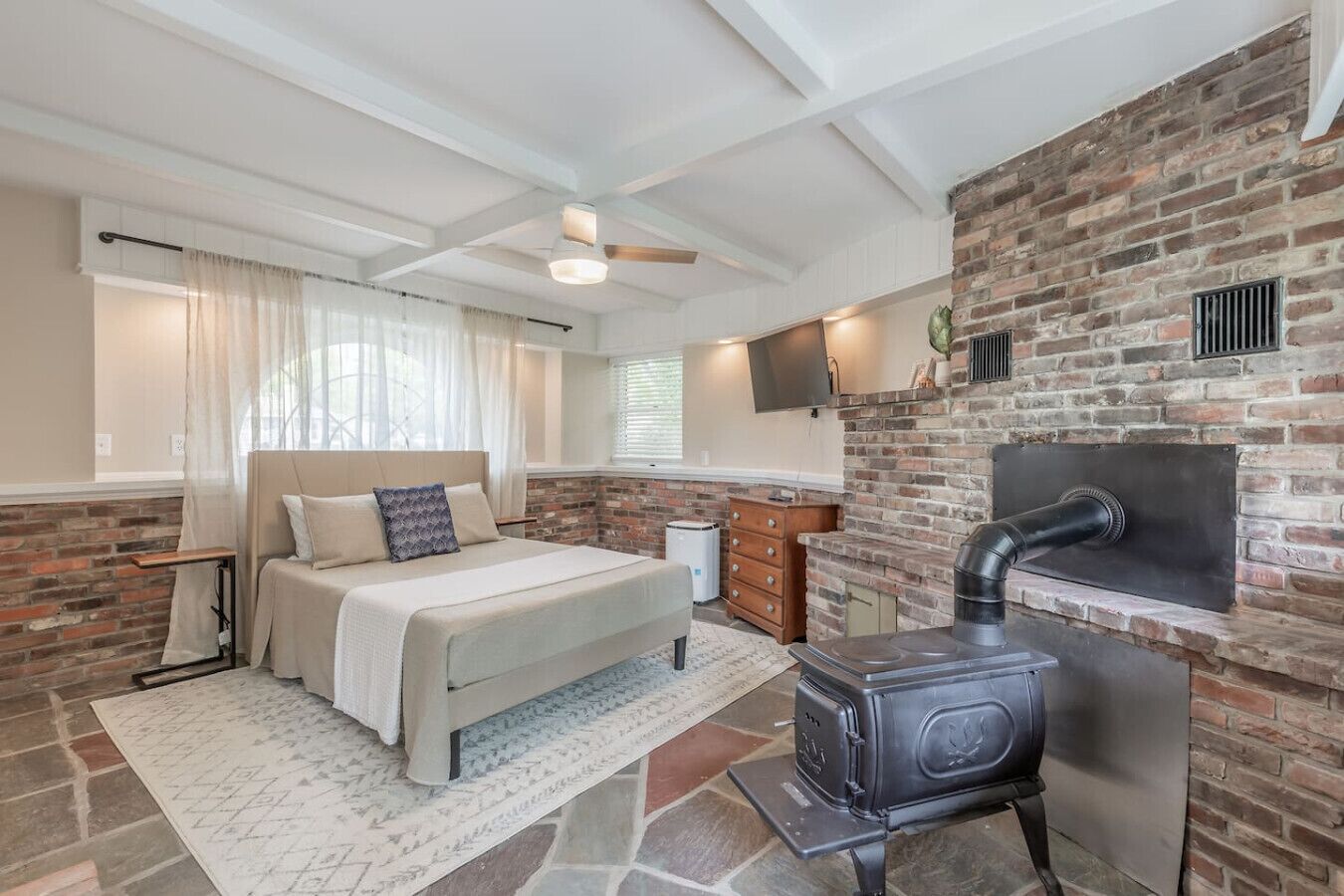 Iron/ironing board, travel crib, WiFi, bed sheets