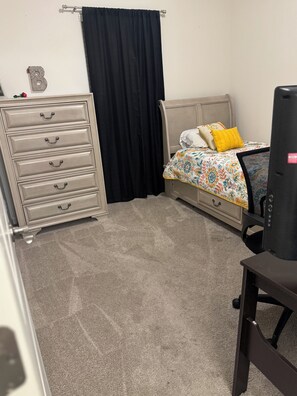 1 slaapkamer, een strijkplank/strijkijzer, wifi, beddengoed