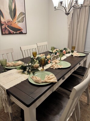 Dining - Charming 1-bedroom in Lancaster with golf course, lake, and restaurant (Lancaster)