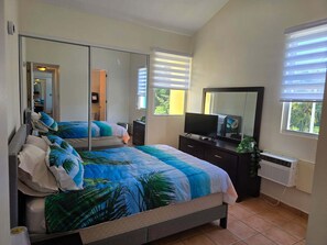 3 عدّة غرف نوم ومكواة/لوح كي وخدمة الإنترنت وملاءات أسرّة