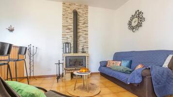 House, 2 Bedrooms, Smoking | Living area