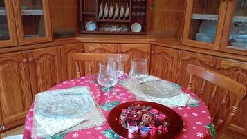 House, 2 Bedrooms, Smoking | Ruang makan