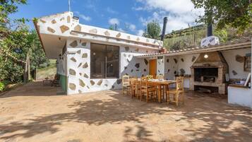 House, 2 Bedrooms, Smoking | Outdoor dining