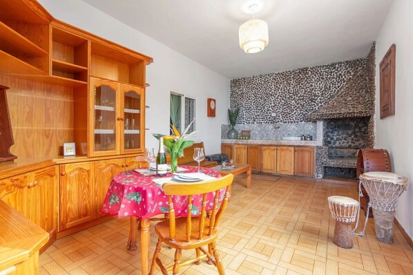 House, 2 Bedrooms, Smoking | Ruang makan