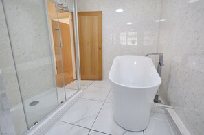 Towels - Experience Cromer's coastal charm from this newly renovated, one bedroom apartment in the heart of C (Cromer)