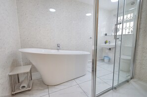 Towels - Experience Cromer's coastal charm from this newly renovated, one bedroom apartment in the heart of C (Cromer)
