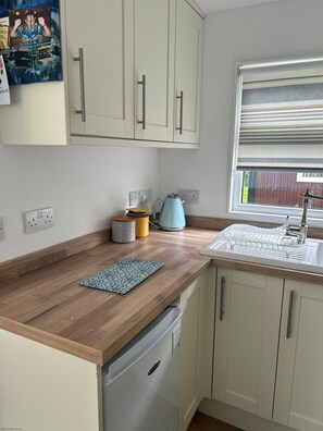 Microwave - charming, detached chalet offers a perfect seaside lifestyle, just a short walk from the award-winni (Mundesley)