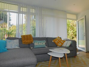 Living area - charming, detached chalet offers a perfect seaside lifestyle, just a short walk from the award-winni (Mundesley)