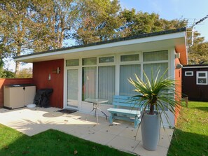 Outdoor dining - charming, detached chalet offers a perfect seaside lifestyle, just a short walk from the award-winni (Mundesley)