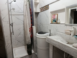 Haartrockner, Bidet, Handtücher, Toilettenpapier