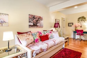 Sitting area featuring a floral-accented daybed and a desk nook with a pink chair. - Stanwood Cedars Hideaway (Stanwood)