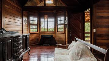 Classic Chalet, Mountain View | Free WiFi