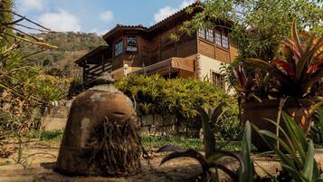 Classic Chalet, Mountain View | Free WiFi