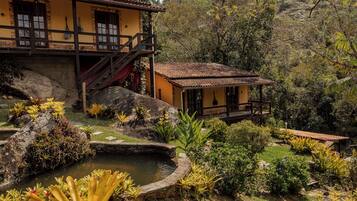 Quarto triplo clássico, vista para o jardim | Wi-Fi de cortesia