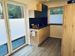 Kühlschrank, Mikrowelle, Herdplatte, Geschirrspüler