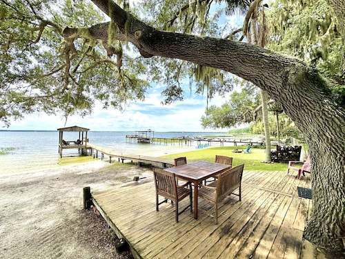 Cozy Lake House on Lake Weir
