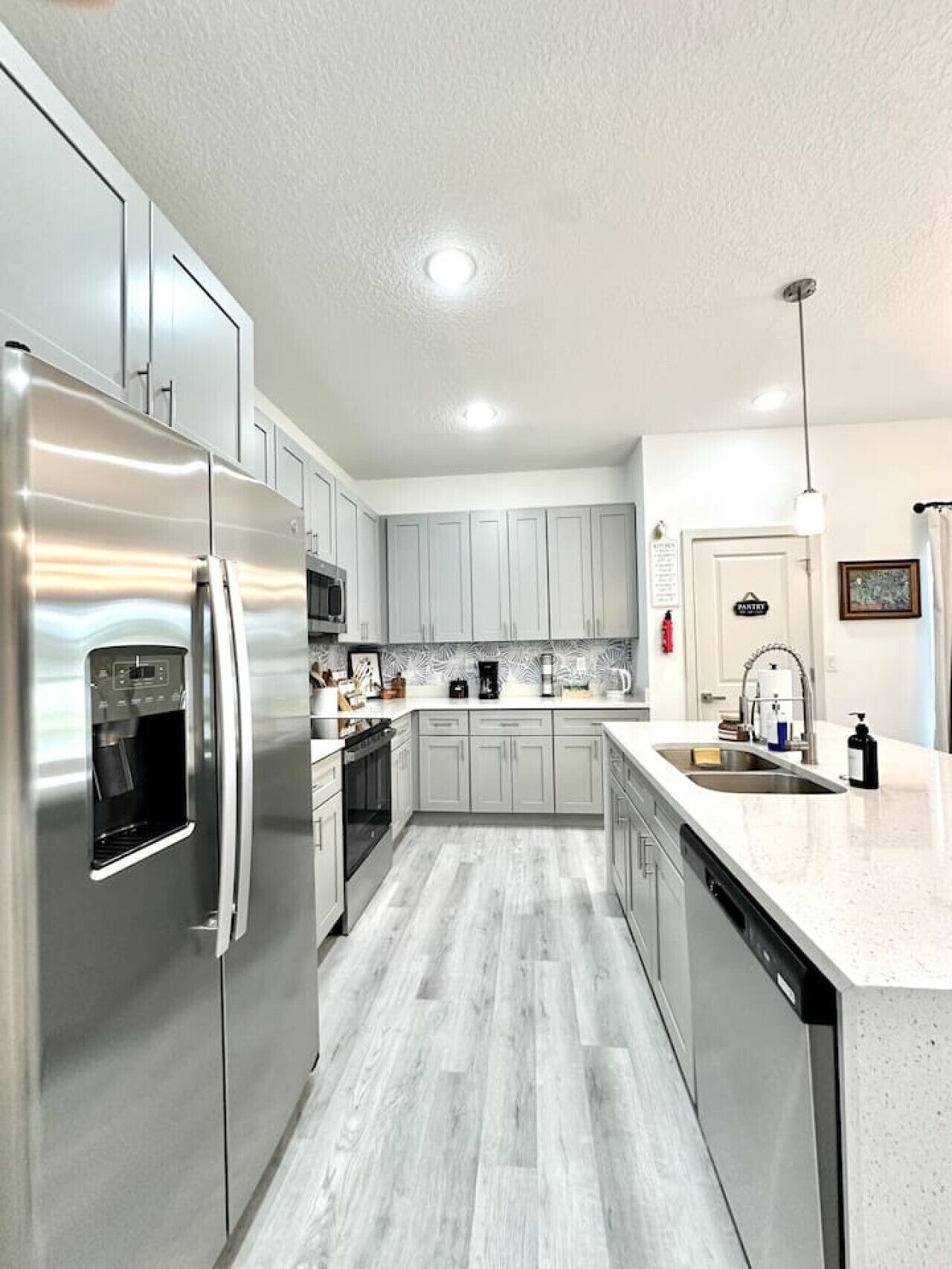 ثلاجة، ميكروويف، فرن، موقد طهي مسطح