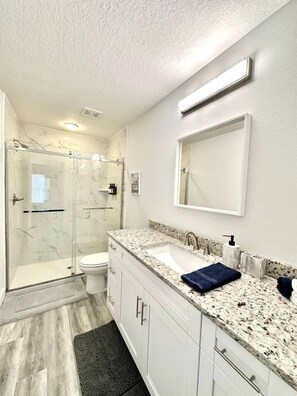 Hair dryer - White Oak - Spacious, Clean, and Comfy! (Ocala)
