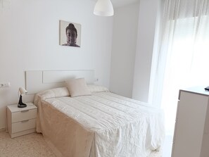 2 bedrooms, iron/ironing board, WiFi, bed sheets - Charming and bright apartment with children's playground (Jerez de la Frontera)