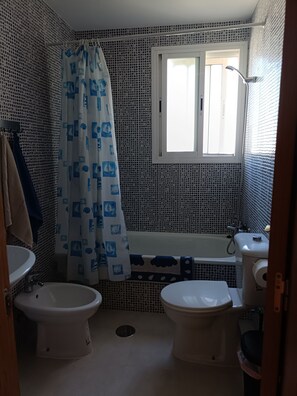 Hair dryer, bidet, towels, soap - Charming and bright apartment with children's playground (Jerez de la Frontera)