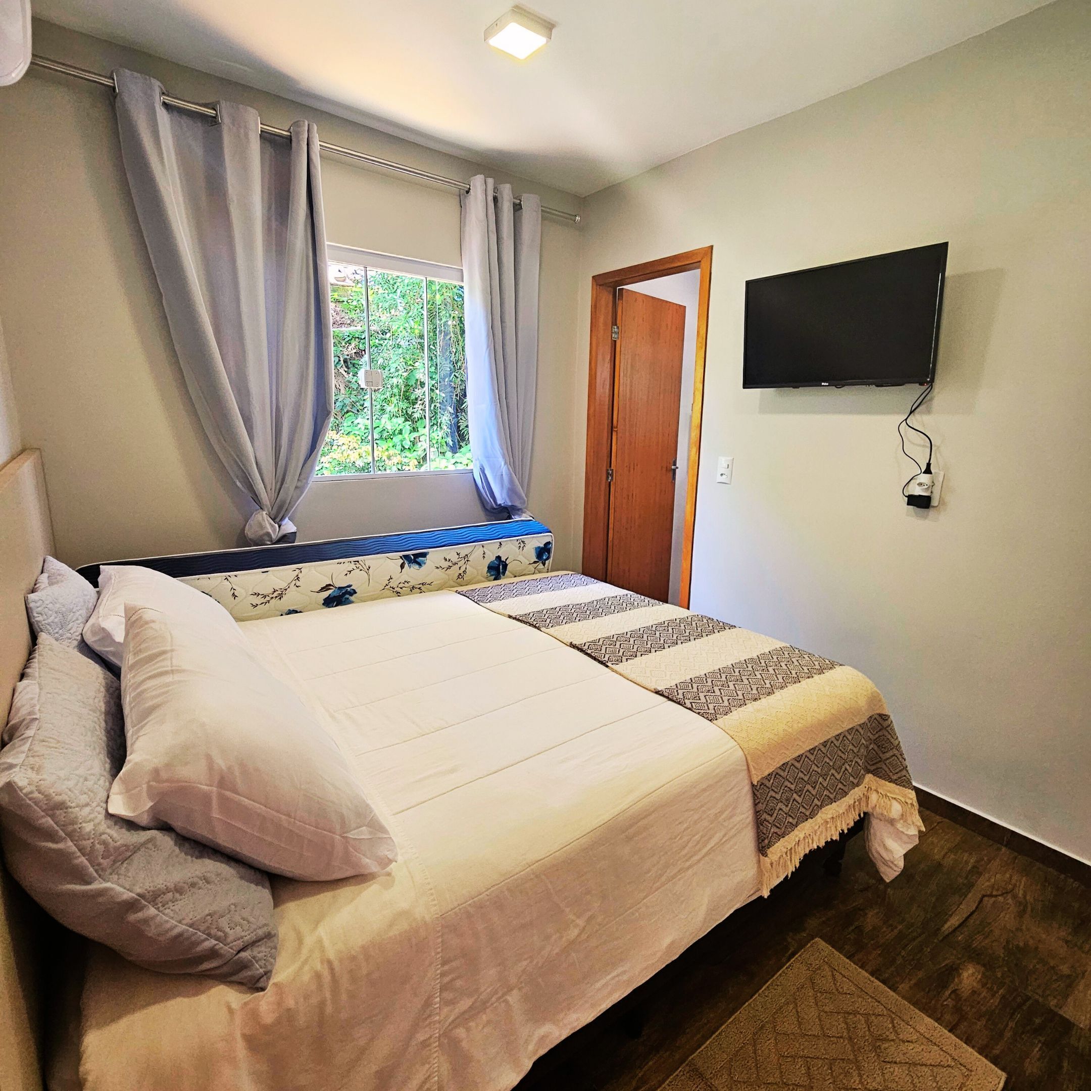 1 habitación, tabla de planchar con plancha, wifi gratis y ropa de cama 