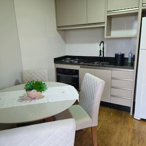 Refrigerador, microondas, horno, placa de cocina