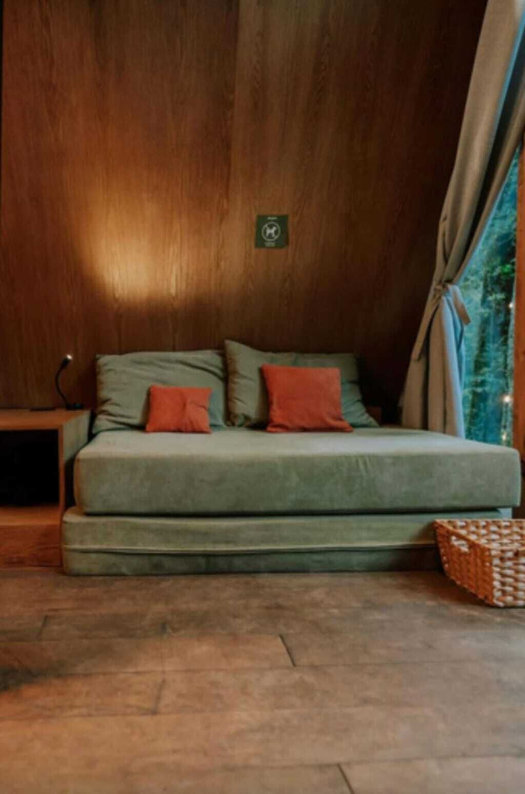 Espacio para trabajar con laptop y tabla de planchar con plancha 