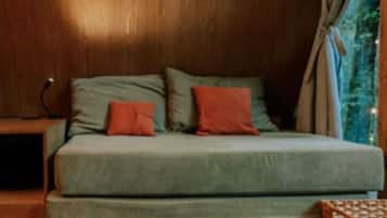 Espacio para trabajar con laptop y tabla de planchar con plancha