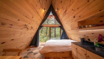 Cabaña clásica, vista a la montaña | Espacio para trabajar con laptop y tabla de planchar con plancha