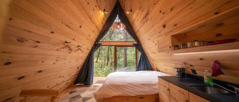 Cabaña clásica, vista a la montaña | Espacio para trabajar con laptop y tabla de planchar con plancha