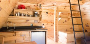 豪華小屋 | 私人小型廚房 | 小冰箱、鍋具/餐盤/廚房用品