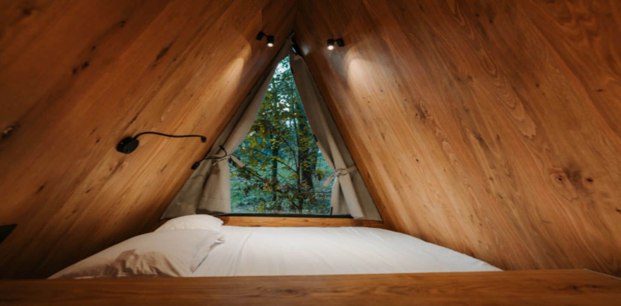 Laptop workspace, iron/ironing board, free WiFi