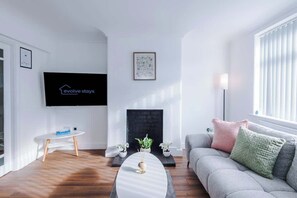 TV, offices - Sleeps 6 | Driveway Parking | 3 Bed Home in Sale (Greater Manchester)