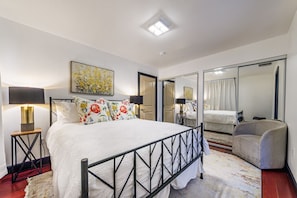 1 bedroom, iron/ironing board, free WiFi, bed sheets - Beach Getaway: 1BR Apt w/ Kitchen & Garage Parking (Long Beach)