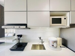 Refrigerador, microondas, parrilla de estufa y utensilios de cocina 