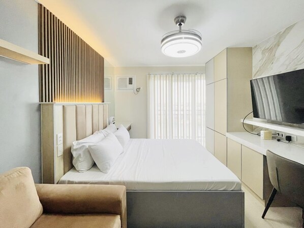 Iron/ironing board, bed sheets