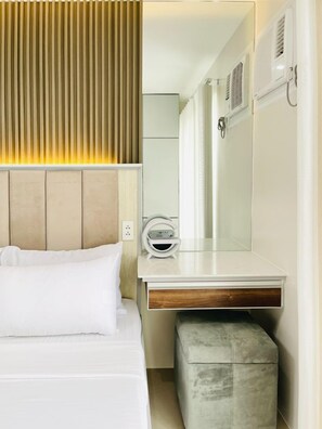 Tabla de planchar con plancha y ropa de cama 