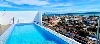 Modern Condo with Balcony, Pool & Gym