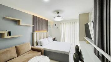 Iron/ironing board, bed sheets