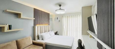 Een strijkplank/strijkijzer, beddengoed