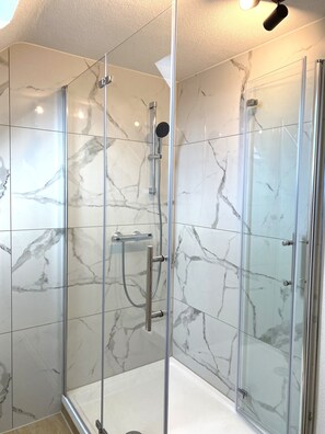 Dusche, Haartrockner, HandtĂŒcher, Seife