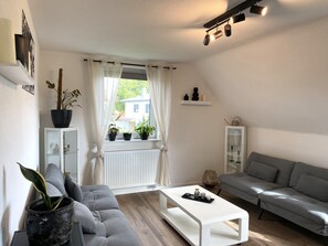 Smart TV, books - Modern feel-good apartment in the Illertal (Dettingen an der Iller)