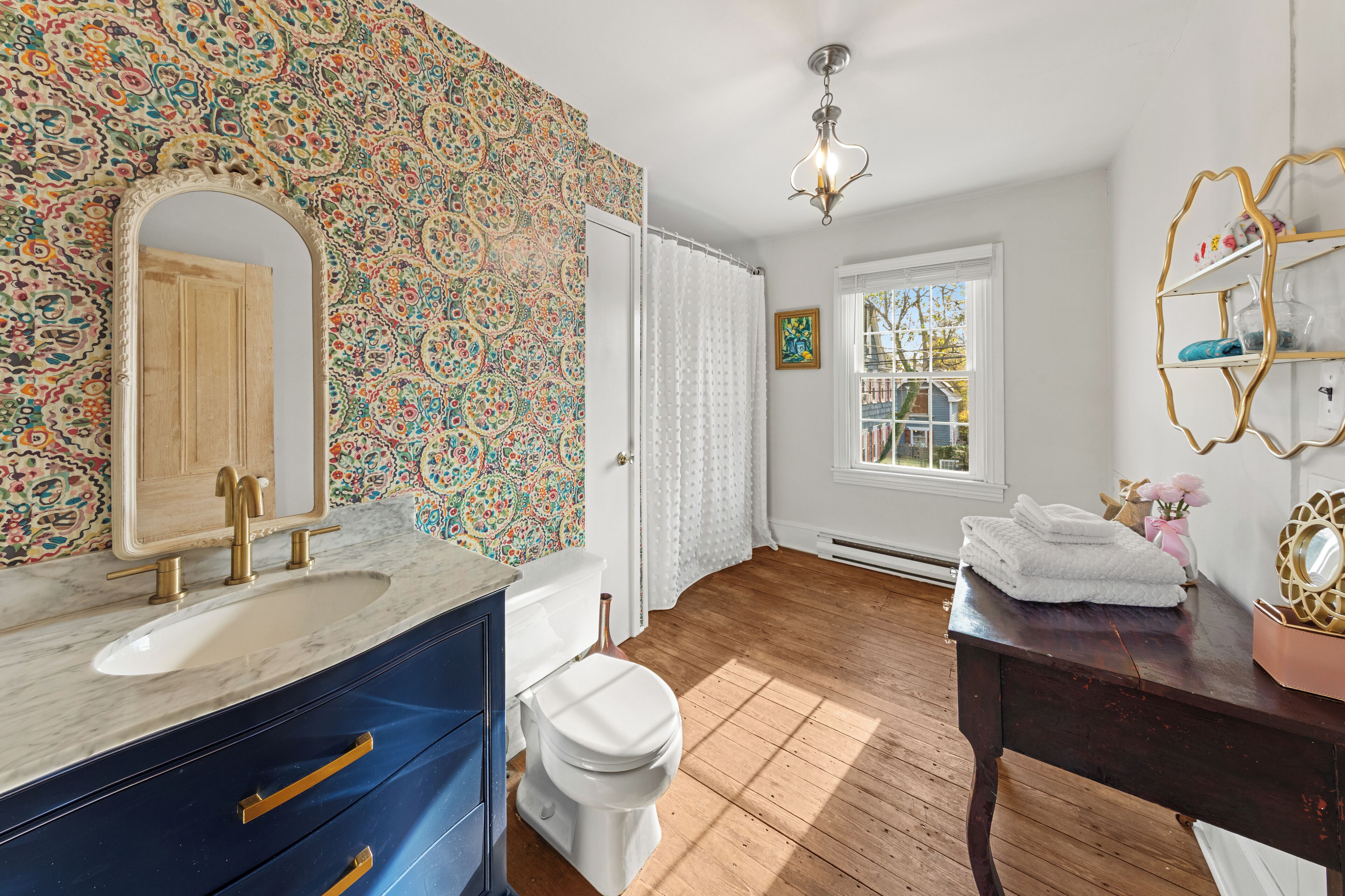 Hiustenkuivaaja, pyyhkeet, saippua, vessapaperi