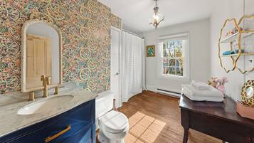 Hiustenkuivaaja, pyyhkeet, saippua, vessapaperi