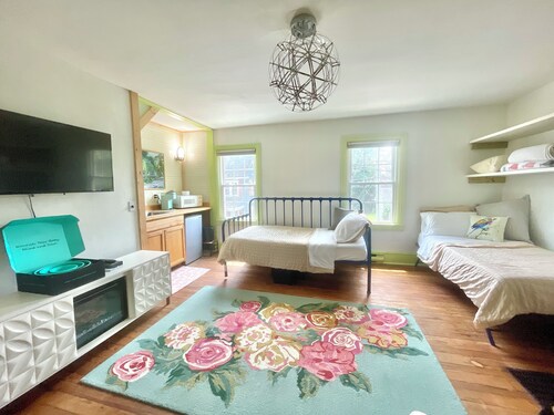 2nd Story Suite Historic Home, walk to Dogfish Head!