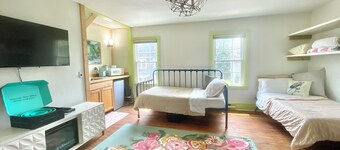 2nd Story Suite Historic Home, walk to Dogfish Head!