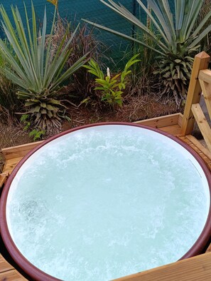 Outdoor spa tub - Enjoyable bungalow with AC in charming Sainte-Rose (Sainte-Rose)