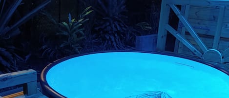 Tina de hidromasaje al aire libre